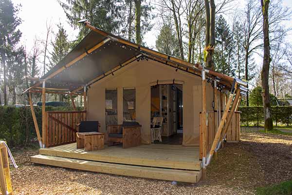 Voorzijde safaritent De Das