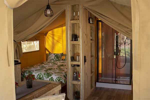 2 persoonsbed en douche safaritent De Das