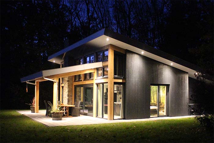 Buitengevel met verlichting